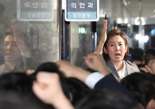 자유한국당 나경원 원내대표와 의원, 보좌진들이 국회 의안과 앞에서 경호권발동으로 진입한 국회 경위들을 저지하며 헌법수호를 외치고 있다. 연합뉴스