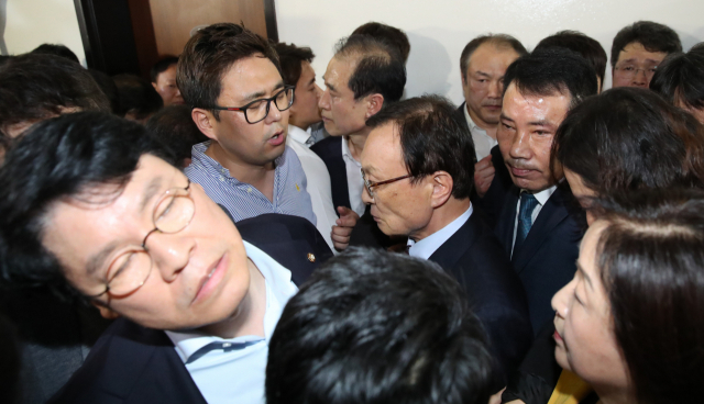 정의당 심상정 의원(오른쪽)과 더불어민주당 이해찬 대표(가운데)가 25일 국회 정개특위 회의장으로 진입을 시도하다 입구 앞에서 대기 중이던 자유한국당 장제원 의원과 설전을 벌이고 있다. 연합뉴스