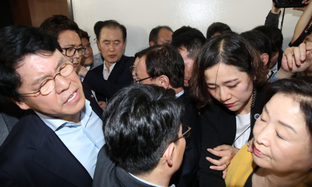 정의당 심상정 의원(오른쪽)이 25일 국회 정개특위 회의장으로 진입을 시도하다 입구 앞에서 대기 중이던 자유한국당 장제원 의원과 설전을 벌이고 있다. 연합뉴스