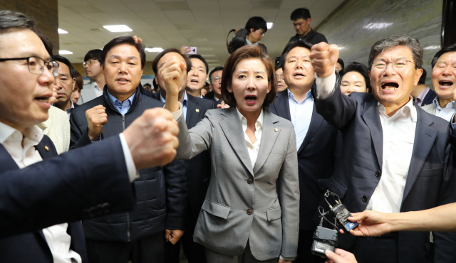 자유한국당 나경원 원내대표와 의원들이 25일 오후 국회 의안과 앞에서 여야4당의 검경 수사권 조정 법안 제출을 저지한 뒤 구호를 외치고 있다. 연합뉴스