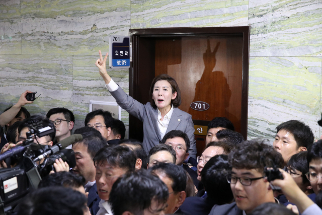 자유한국당 나경원 원내대표와 의원들이 국회 의안과 앞에서 국회 경호권발동으로 진입한 국회 경위들과 몸싸움을 하며 헌법수호를 외치고 있다. 연합뉴스