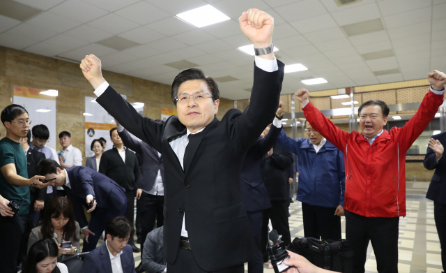 자유한국당 황교안 대표가 26일 오전 국회 의안과 앞에서 공직선거법과 고위공직자범죄수사처법 등의 패스트트랙 저지를 위한 국회 농성을 계속중인 의원들과 당직자들을 격려 방문, 구호에 맞춰 손을 들어보이고 있다. 연합뉴스
