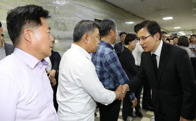 자유한국당 황교안 대표가 26일 오전 국회 의안과 앞에서 공직선거법과 고위공직자범죄수사처법 등의 패스트트랙 저지를 위한 국회 농성을 계속중인 의원들과 당직자들을 격려하고 있다. 연합뉴스