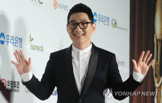 배우 정운택이 지난해 10월 22일 오후 서울 세종문화회관에서 열린 제55회 대종상 영화제 레드카펫 행사에서 포즈를 취하고 있다. 연합뉴스.