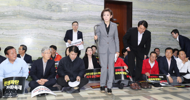 자유한국당 나경원 원내대표가 26일 오전 국회 의안과 앞에서 열린 긴급 의원총회에서 노루발못뽑이(일명 