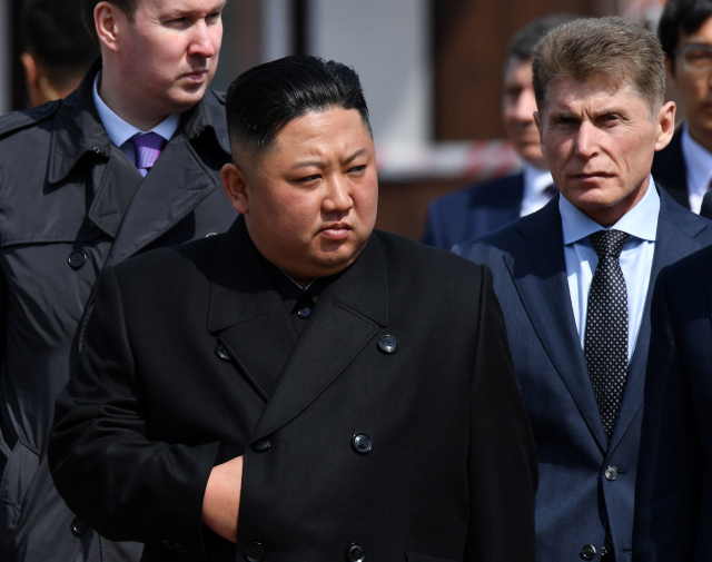 김정은 북한 국무위원장이 26일 귀국길에 오르기 위해 러시아 블라디보스토크역에 도착하고 있다. 연합뉴스