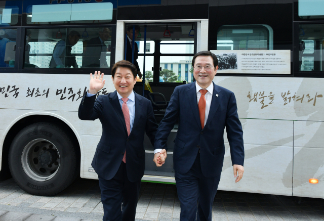 228번 버스에서 권영진 대구시장(왼쪽)과 이용섭 광주시장이 내린 뒤 광주시민에게 인사하고 있다. 대구시청 제공.