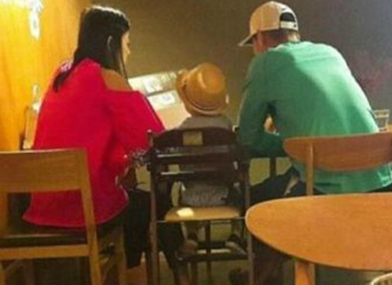 한 인터넷 커뮤니티에 올라왔던 전지현 가족의 모습.