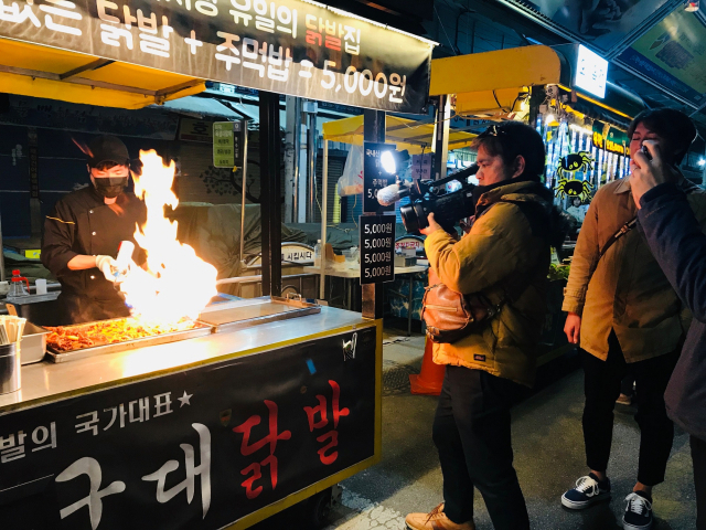 서문시장 야시장을 촬영하고 있는 일본 사이타마 방송 