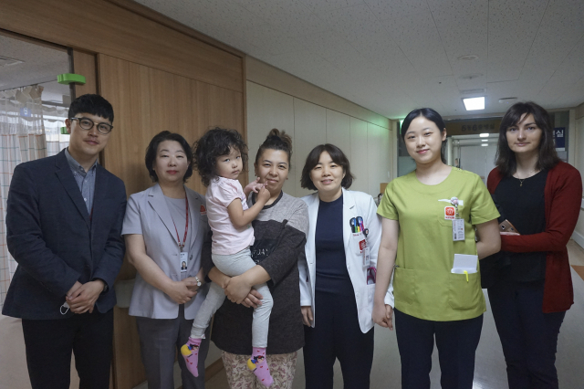경북대학교병원이 2016년 카자흐스탄 해외의료봉사 당시 선천성 복잡심장기형 수술을 했던 아이를 초청, 재수술을 통해 두 번째 희망을 선물했다. 경북대병원 의료진과 카자흐스탄 어린이와 부모. 경북대병원 제공