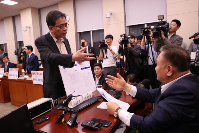 자유한국당 의원들이 26일 문체위 회의실로 사개특위 장소를 변경한 이상민 위원장에게 항의하고 있다. 연합뉴스