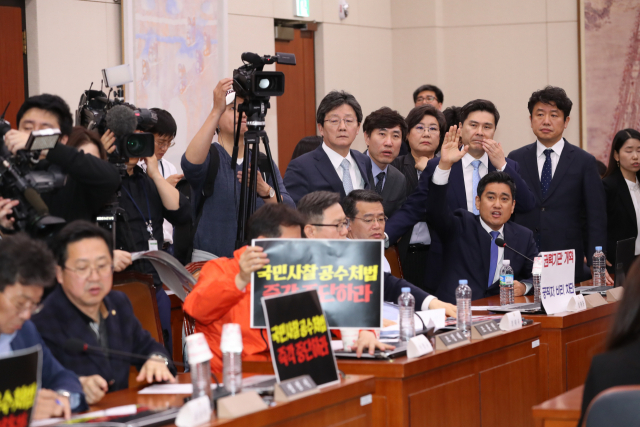 바른미래당 유승민, 하태경, 오신환 의원 등이 26일 국회 문체위 회의실에서 사개특위가 개회하자 굳은 표정을 하고 있다. 연합뉴스