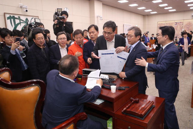 자유한국당 의원들이 26일 문체위 회의실로 사개특위 장소를 변경한 이상민 위원장에게 항의하고 있다. 연합뉴스