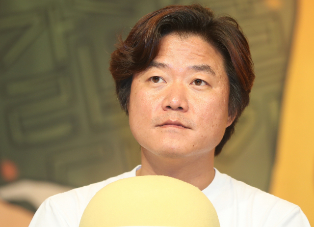 2일 CJ그룹 사업보고서에 따르면 나영석 PD의 지난해 연봉은 37억 2천500만원으로 파악됐다. 이는 현재 퇴직한 김성수 전 총괄부사장(51억 2천100만원) 뒤를 이어 CJ ENM에서 두 번째로 높은 액수이다. 사진은 2017년 6월 13일 