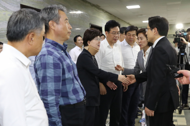자유한국당 황교안 대표가 26일 오전 국회 의안과 앞에서 공직선거법과 고위공직자범죄수사처법 등의 패스트트랙 저지를 위한 국회 농성을 계속중인 의원들과 당직자들을 격려하고 있다. 연합뉴스