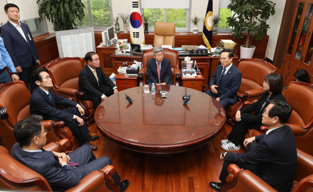 여야 3당 원내대표가 26일 오후 자유한국당의 의안과 불법 점거와 관련해 유인태 국회 사무총장을 항의 방문하고 있다. 오른쪽 세번째부터 더불어민주당 홍영표 원내대표, 유 사무총장, 민주평화당 장병완, 정의당 윤소하 원내대표. 연합뉴스