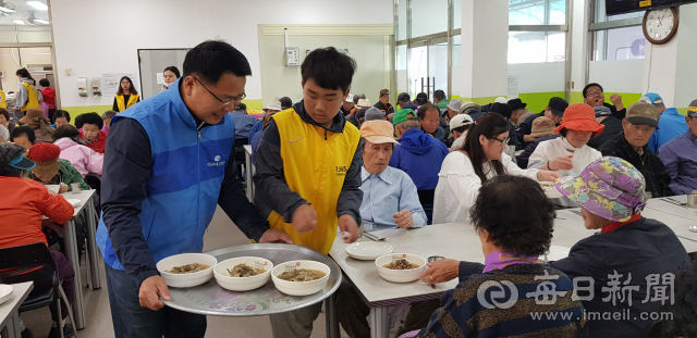 한상윤 대구은행 영주지점장이 어르신들께 대접할 따뜻한 식사를 나르고 있다. 마경대 기자