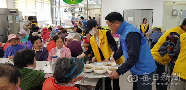 한상윤 대구은행 영주지점장이 어르신들께 대접할 따뜻한 식사를 나르고 있다. 마경대 기자