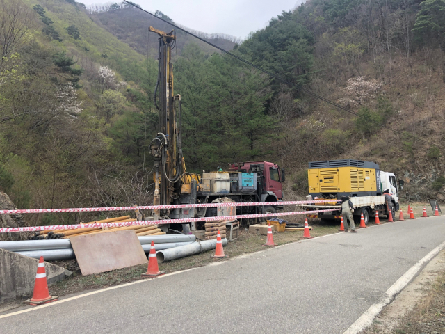 한국농어촌공사 경북지역본부가 지하수 관리 지역에 모니터링을 위한 관측공을 굴착하고 있다. 한국농어촌공사 경북지역본부 제공