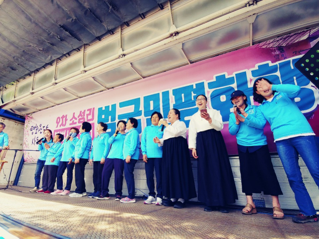 27일 사드 정식 배치를 위한 일반환경영향평가 및 부지공사 중단을 촉구하는 집회를 열고 있는 성주 소성리 주민과 사드철회 평화회의. 사드철회 평화회의 제공