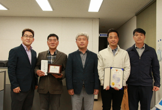 칠곡경찰서 여성청소년수사팀이 최준영(가운데) 경북경찰청 여성청소년과장으로부터 베스트 수사팀 인증패를 받아들고 있다. 칠곡경찰서 제공