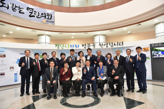 중국 닝샤후이족자치구 마 시우쩐(馬秀珍) 정치협상회의 부주석 등 방문단이 26일 경산시의회를 방문해 교류 협력 방안을 논의했다.