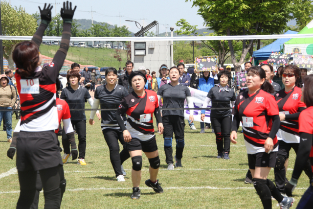 제27회 LG기 주부배구대회가 구미 낙동강체육공원에서 시민 1만5천여 명이 참여한 가운데 성황리에 열리고 있다. LG경북협의회 제공