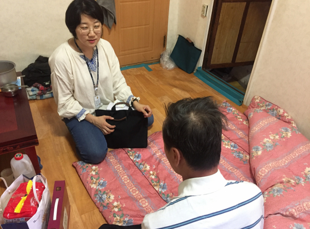 대구시는 1인 가구 증가로 고독사 위험이 증가하면서 4월 22일~5월 31일 40일간 만 40세 이상 1인 가구를 대상으로 사회적고립, 신체·정신적건강, 생활상태 등을 전수 조사한다. 대구시 제공