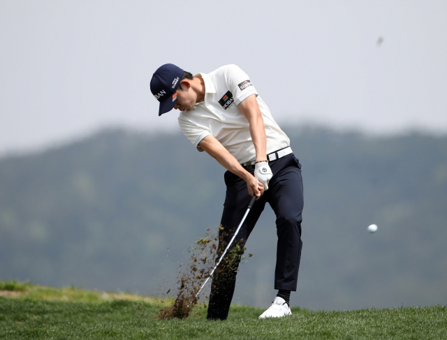 28일 전북 군산 군산컨트리클럽에서 열린 KPGA 코리안투어 NS홈쇼핑 군산CC 전북오픈 최종라운드 중 김비오가 6번홀 트러블샷을 날리고 있다. 연합뉴스