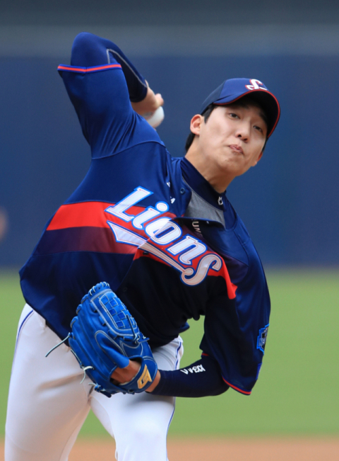 28일 대구삼성라이온즈파크에서 열린 2019 KBO리그 삼성 라이온즈와 LG 트윈스 경기에 선발 등판한 삼성 원태인이 투구하고 있다. 삼성 라이온즈 제공