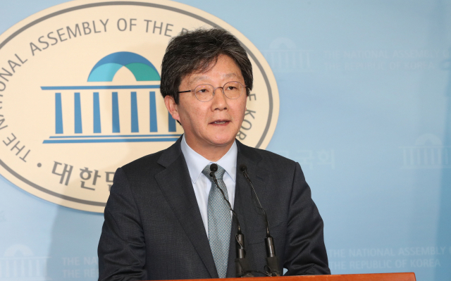 바른미래당 유승민 전 대표가 28일 국회 정론관에서 긴급기자회견을 한 뒤 취재진의 질문에 답하고 있다. 연합뉴스