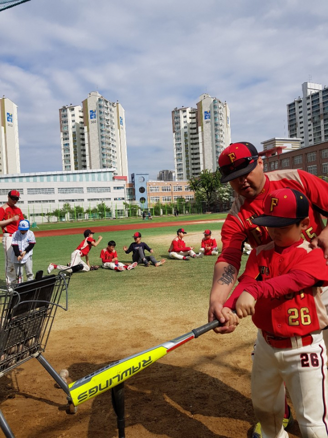 28일 대구중학교에서 열린 영어 야구단 훈련에서 루빈 로드리게스 코치가 학생들에게 스윙 자세를 지도하고 있다.