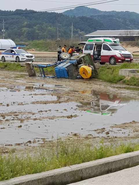 농로를 운행 중이던 트랙터가 전복돼 있다. 마경대 기자