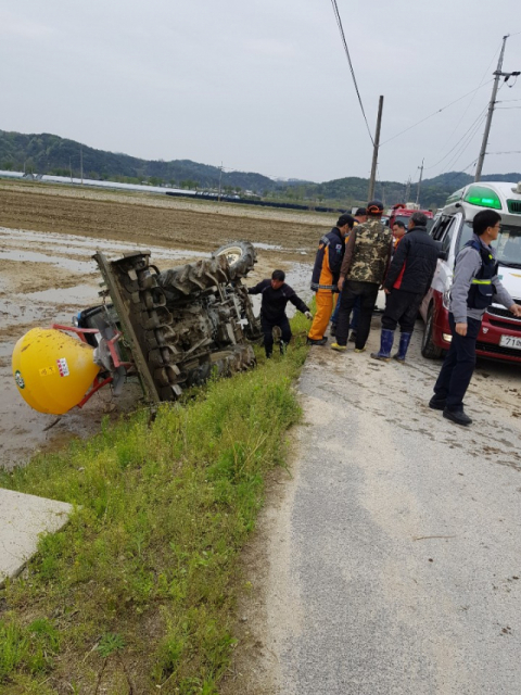 농로를 운행 중이던 트랙터가 전복돼 있다. 마경대 기자