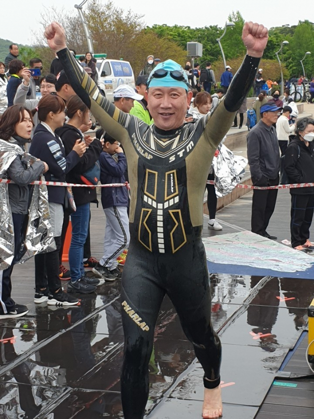 철인3종 릴레이 종목에 참가한 강민구 대구시의원이 수영을 완주하고 환호하고 있다.