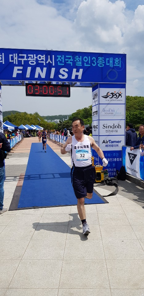 철인3종 릴레이 종목에 참가한 김태원 대구시의원이 마라톤 결승점을 통과하고 있다.
