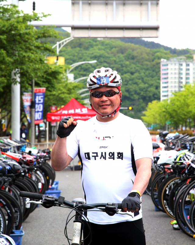 철인3종 릴레이 종목에 참가한 전경원 대구시의원이 사이클 출발에 앞서 선전을 다짐하고 있다.