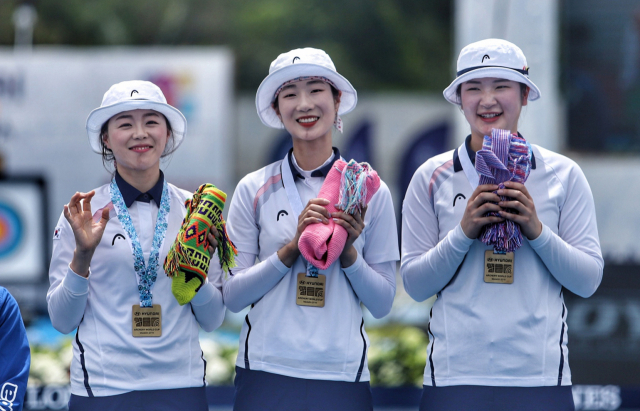 29일 콜롬비아 메데인에서 열린 2019 현대 양궁월드컵 1차 대회에서 이탈리아팀을 꺽고 여자 단체전 금메달을 획득한 장혜진(왼쪽부터), 최미선, 강채영이 기념촬영을 하고 있다. 연합뉴스