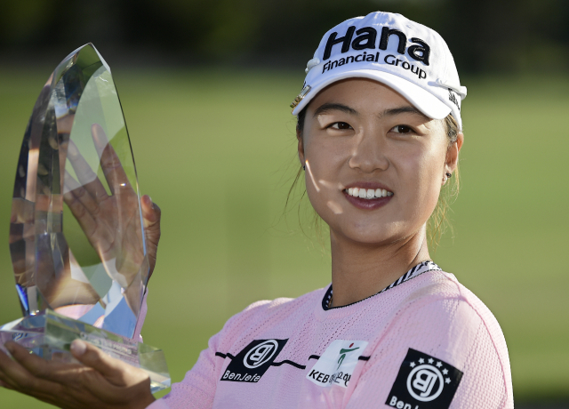 호주 교포 이민지가 29일 미국 로스앤젤레스 윌셔 컨트리클럽에서 열린 미국여자프로골프(LPGA) 투어 휴젤-에어 프레미아 LA오픈에서 우승한 뒤 트로피를 들고 포즈를 취하고 있다. 이민지는 대회 마지막 날 4라운드에서 버디 4개와 보기 1개로 3언더파 68타를 기록, 최종합계 14언더파 270타로 정상에 올랐다. 2위 김세영(10언더파 274타)과는 4타 차. 연합뉴스
