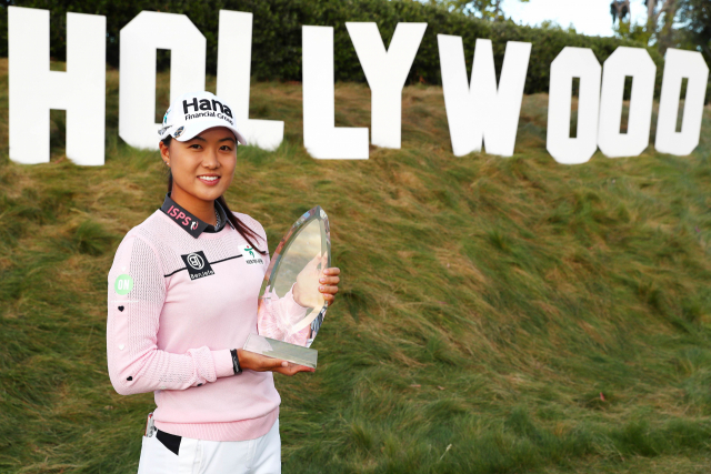 호주 교포 이민지가 29일 미국 로스앤젤레스 윌셔 컨트리클럽에서 열린 미국여자프로골프(LPGA) 투어 휴젤-에어 프레미아 LA오픈에서 우승한 뒤 트로피를 들고 포즈를 취하고 있다. 이민지는 대회 마지막 날 4라운드에서 버디 4개와 보기 1개로 3언더파 68타를 기록, 최종합계 14언더파 270타로 정상에 올랐다. 2위 김세영(10언더파 274타)과는 4타 차. AFP 연합뉴스
