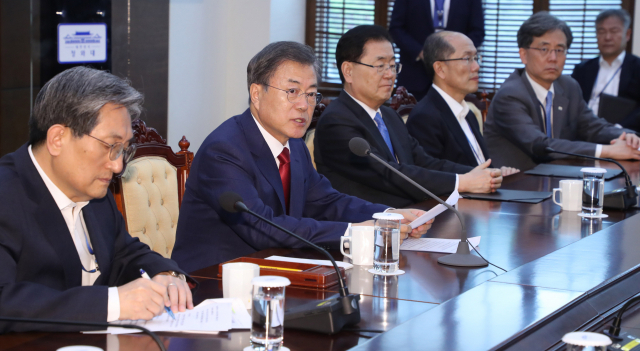 문재인 대통령이 29일 오후 청와대 수석·보좌관 회의에서 모두 발언을 하고 있다. 연합뉴스