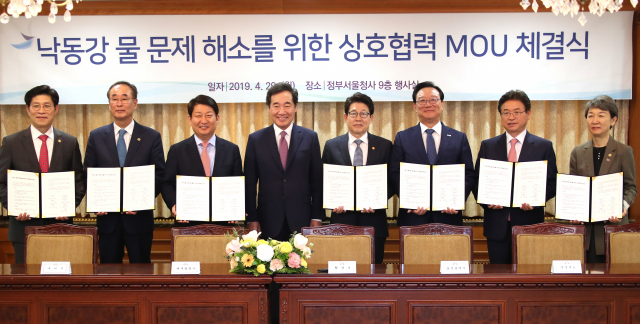 이낙연 국무총리가 29일 정부서울청사에서 낙동강 물 문제 해소를 위한 업무협약 체결식에 참석해 기념 촬영을 하고 있다. 왼쪽부터 노형욱 국무조정실장, 장세용 구미시장, 권영진 대구시장, 이 총리, 조명래 환경부 장관, 송철호 울산시장, 이철우 경북도지사, 정재숙 문화재청장. 연합뉴스