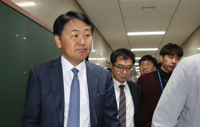 바른미래당 김관영 원내대표가 29일 오전 국회 본청 원내대표실에서 나와 의원회관으로 이동하고 있다. 연합뉴스