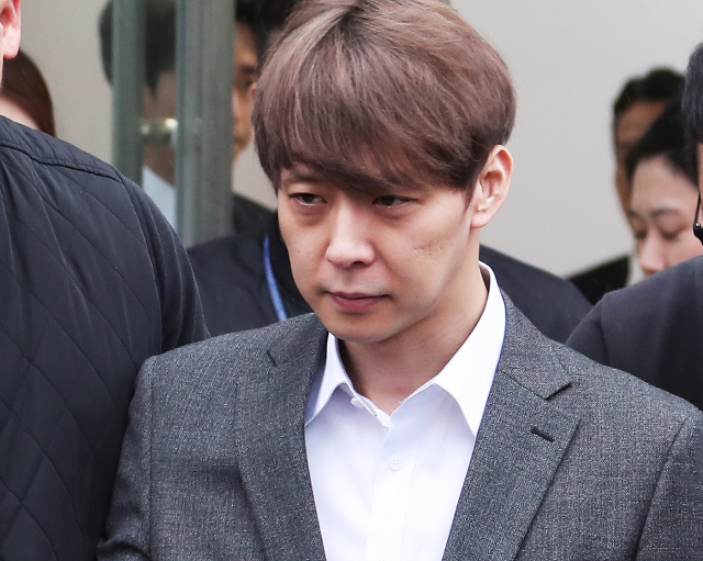 마약류 관리에 관한 법률 위반 혐의로 사전구속영장이 청구된 가수 겸 배우 박유천(33) 씨가 26일 오후 경기도 수원시 영통구 수원지방법원에서 열린 구속 전 피의자심문(영장실질심사)을 마치고 대기 장소로 이동하기 위해 법원에서 나오고 있다. 연합뉴스