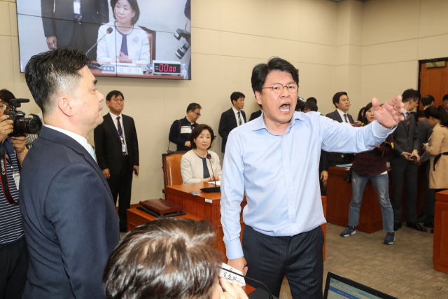 자유한국당 장제원 정치개혁특별위원회 간사가 29일 오후 국회 정무위원회 회의장에서 열린 정개특위 회의에서 더불어민주당 김종민 간사와 설전을 벌이고 있다. 연합뉴스