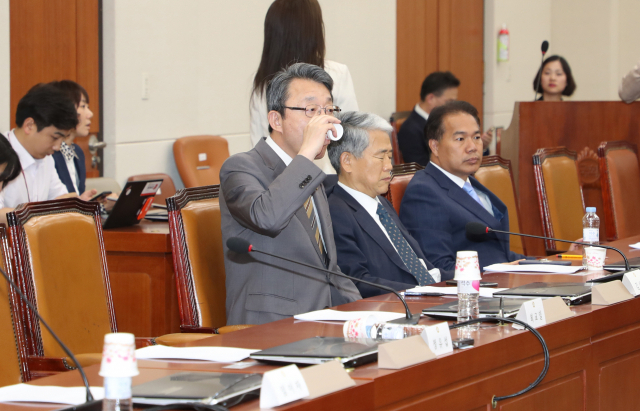29일 밤 국회 정무위 회의실에서 소집된 정치개혁특위 회의에서 바른미래당 김성식, 김동철, 민주평화당 이용주 의원이 개의를 기다리고 있다. 연합뉴스