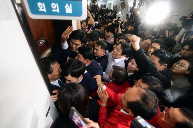 29일 국회에서 열린 국회 사법개혁특별위원회에서 이상민 위원장이 본청 220호에서 507호 문화체육관광위원회 회의실로 장소를 옮기자 자유한국당 의원들이 뒤늦게 도착, 문 앞에서 거세게 항의하고 있다. 연합뉴스