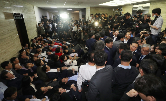 26일 국회 사개특위가 열릴 예정인 회의실 앞에서 더불어민주당 홍영표 원내대표 등 여야 4당 의원들이 누워서 회의장 진입을 막는 자유한국당에 막혀 발걸음을 돌리고 있다. 연합뉴스