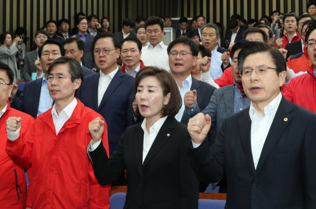 자유한국당 황교안 대표(오른쪽부터), 나경원 원내대표가 30일 국회에서 열린 의원총회에서 패스트트랙 처리에 항의하는 구호를 외치고 있다. 연합뉴스