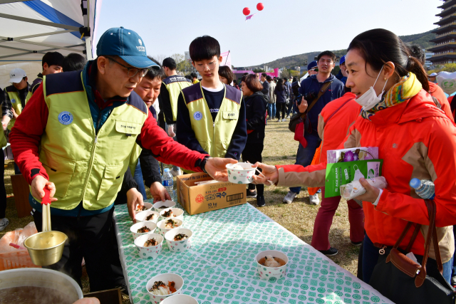 노기경 월성원자력본부장이 직원들과 함께 지난달 6일 열린 경주벚꽃마라톤 대회장에서 국수나눔 봉사활동을 펼치고 있다. 월성본부 제공